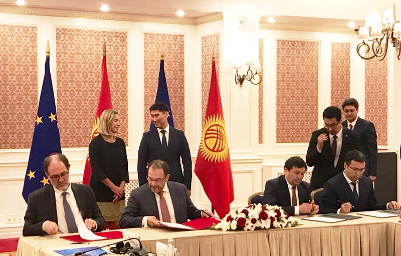 Федерика Могерини на подписании соглашения о финансовой помощи Евросоюза Киргизии.