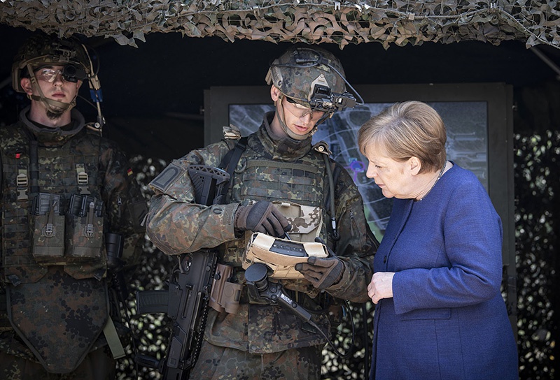 Меркель отменила всеобщую воинскую повинность.