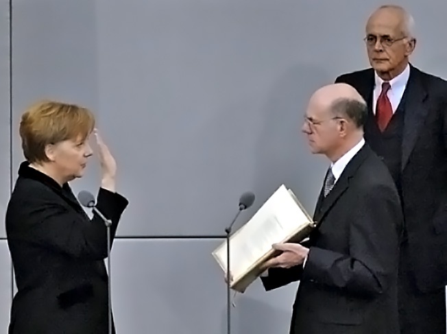 В 2005-ом Меркель стала немецким канцлером.