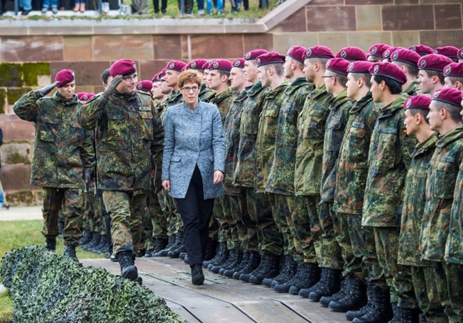 Новым главой оборонного ведомства станет председатель ХДС Аннегрет Крамп-Карренбауэр.