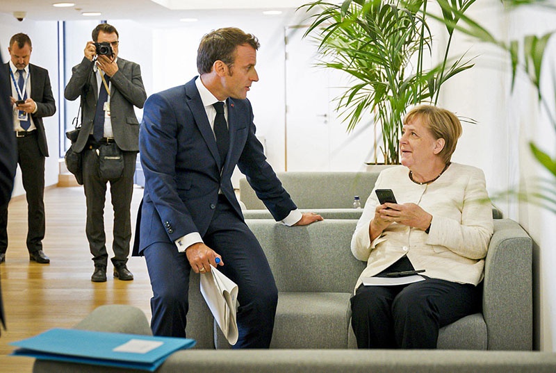 Именно Меркель уговорила французского президента выдвинуть на пост главы ЕК Урсулу фон дер Ляйен.