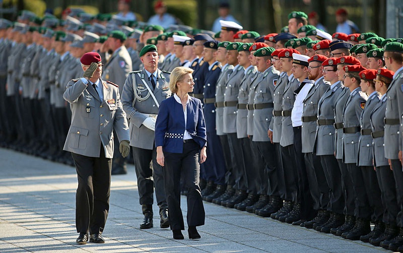 В декабре 2013-го года Урсула фон дер Ляйен стала министром обороны.