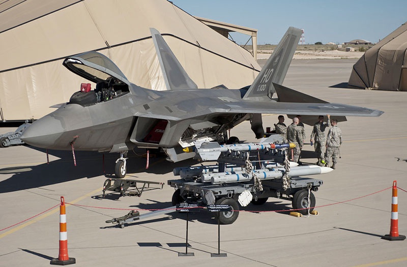 Загрузка вооружения в истребитель F-22 Raptor.