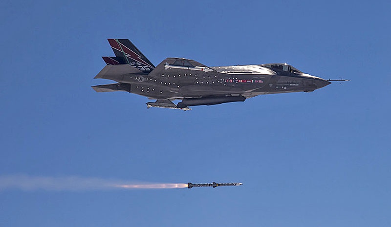Пуск ракеты с F-35.