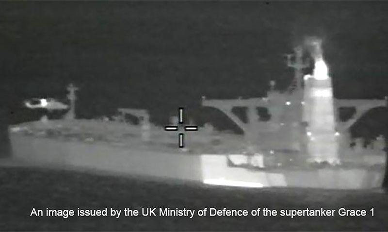 Британские морпехи захватывают танкер Grace 1, перевозивший иранскую нефть в Сирию.
