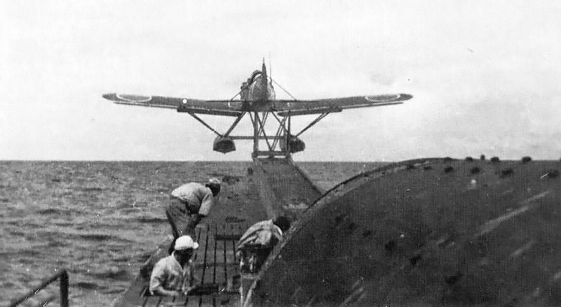 Взлет самолета с японской подводной лодки I-400.