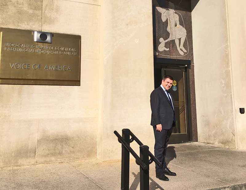 Глава МИД Климкин у входа в здание «Голоса Америки».