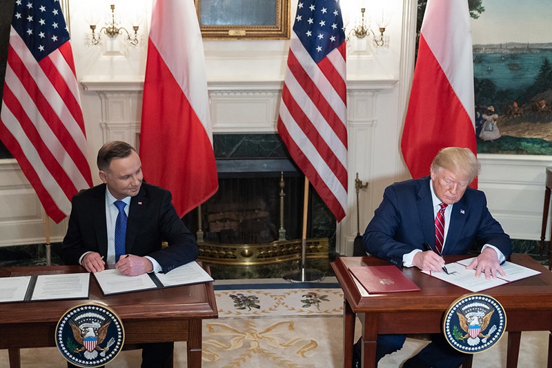 Президент Польши Анджей Дуда выступил с инициативой о строительстве гарнизона «Форт Трамп» для размещения американской танковой дивизии.
