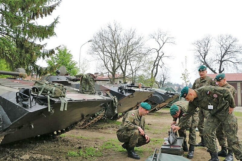 Учебные занятия по ПТУР «Малютка» с наводчиками-операторами БМП в 5-м горнострелковом батальоне 21-й горнострелковой бригады польской армии.