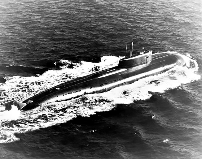 Атомный подводный ракетный крейсер «Омск» в Беринговом море 5 сентября 1994 года.