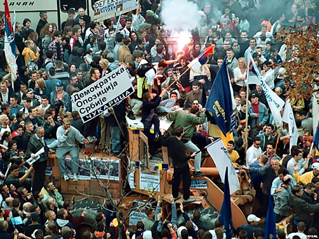 Белградский майдан в октябре 2000 года.