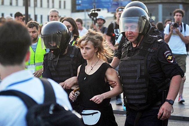 Задержание участницы группы Pussy Riot Марии Алехиной во время несанкционированной акции в Москве.