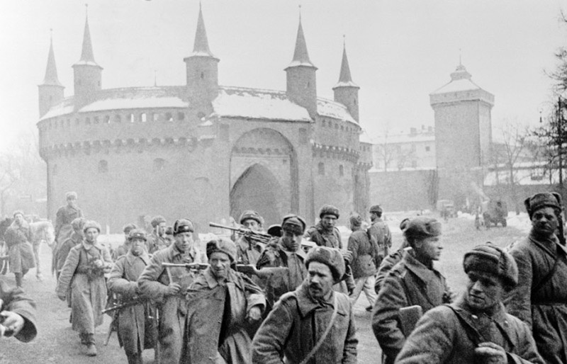 Красная армия входит в спасенный от взрыва Краков.