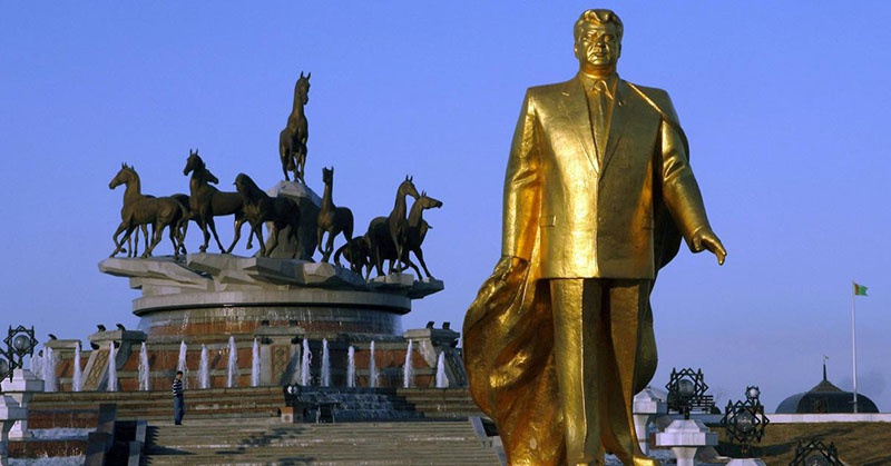 Золотой памятник первому президенту Туркменистана Ниязову.
