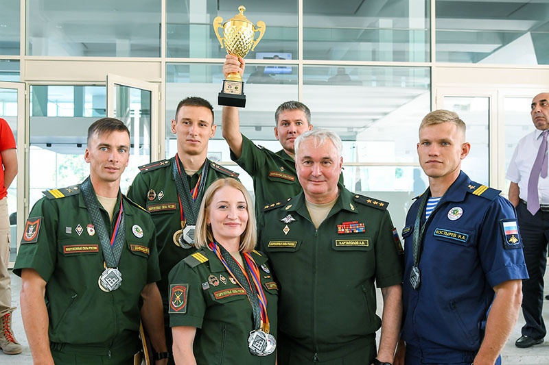 Заместитель министра обороны России Андрей Картаполов поздравил всех участников состязания.