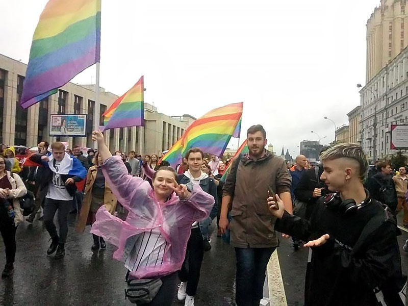 По всему проспекту Сахарова мелькали радужные цвета ЛГБТ, поддержка которых давно объявлена Госдепом США одним из приоритетов государственной политики.