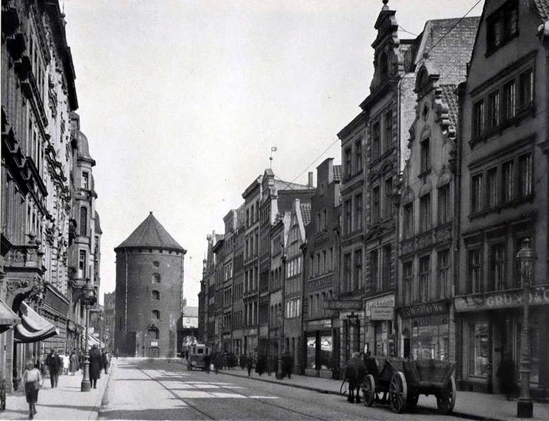 Данциг был отторгнут от Германии и приобрёл название «Вольный город Данциг».