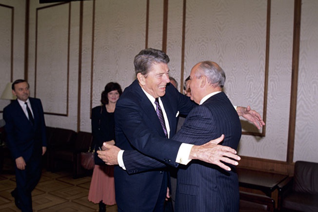 Михаил Сергеевич Горбачев  встречает в Кремле бывшего президента США Рональда Рейгана.
