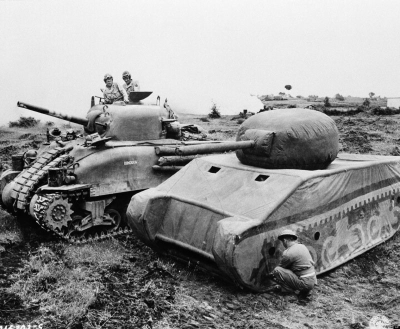 Полноразмерный надувной макет танка «Шерман».