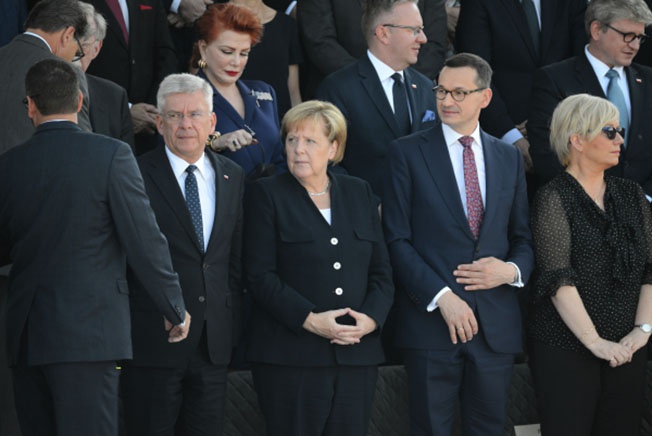 Спикер Сената Польши Станислав Карчевский, федеральный канцлер Германии Ангела Меркель и премьер-министр Польши Матеуш Моравецкий (слева направо) на торжественной церемонии по случаю 80-й годовщины начала Второй мировой войны в Варшаве.