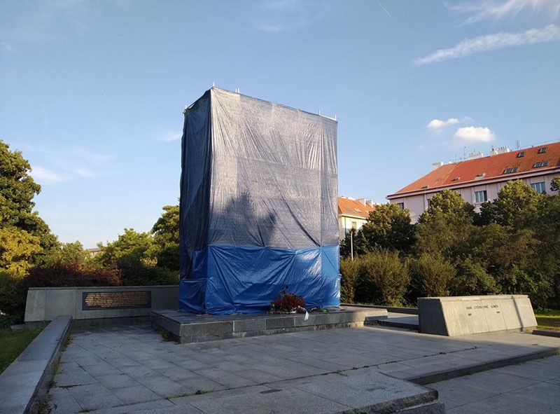 Памятник маршалу Коневу, в настоящее время затянутый в брезент.