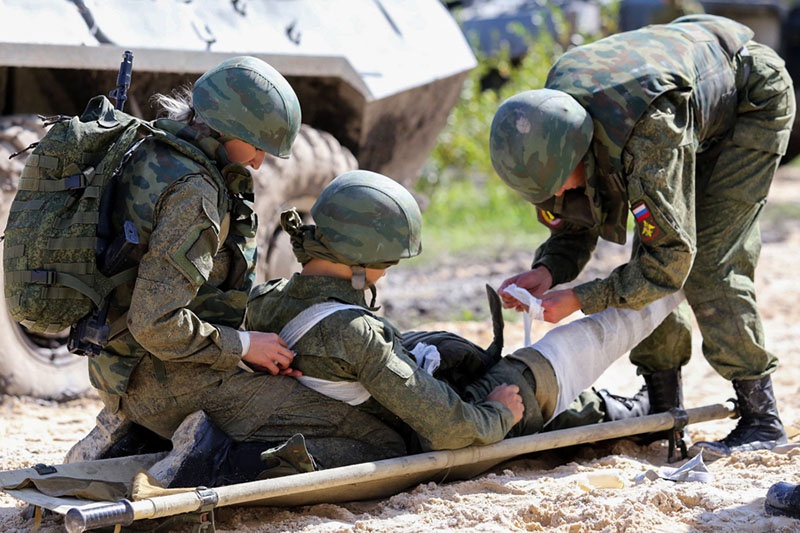 Главная особенность военного медика – умение оказывать медицинскую помощь в условиях боевых действий.