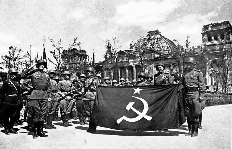 Берлин взяли советские войска. Это факт. 