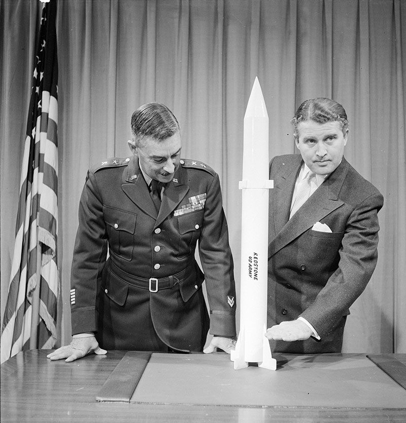 Штурмбаннфюрер СС Вернер фон Браун очень помог американцам в создании ракетной промышленности.