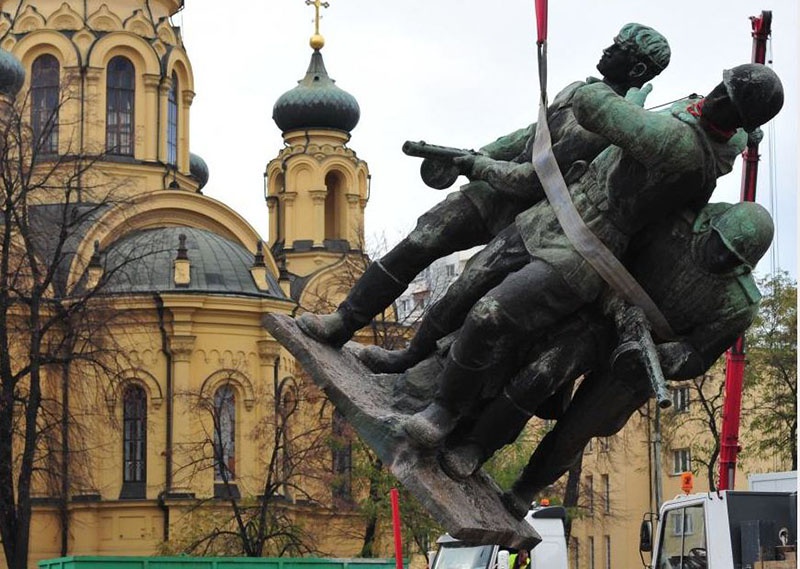 Массовый снос памятников  советским воинам -  окончательный этап либеральной «декоммунизации Европы».