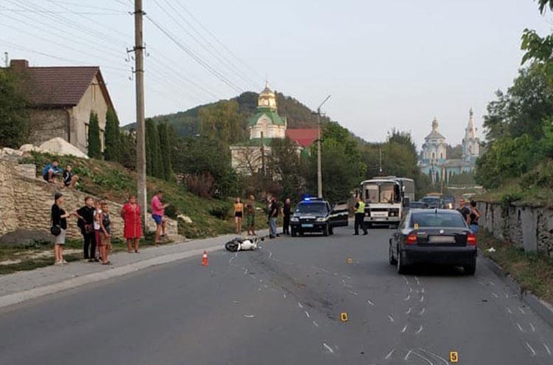 На фотографиях с места гибели Жданкина видно иномарку, водитель которой буквально протаранил певца.
