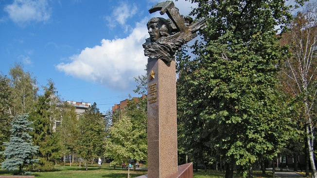 Памятник героине в Курске.