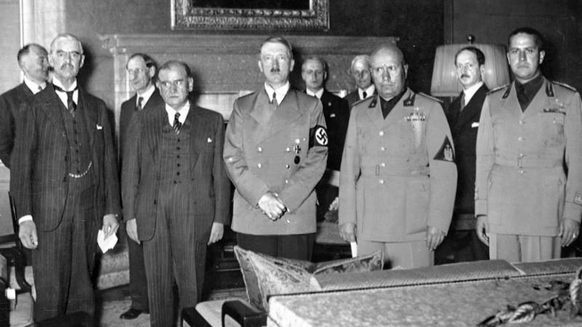 Подписание Мюнхенского соглашения, сентябрь 1938 года поставило под угрозу безопасность всего европейского континента и открыло путь ко Второй мировой. 