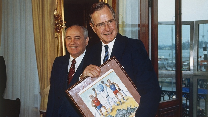 Президент США Джордж Буш и глава СССР Михаил Горбачев во время саммита 1990 года. На подаренном советской стороной рисунке в победителях обе страны. Так виделось Горбачёву, но не Бушу.
