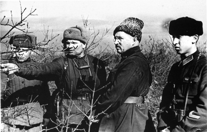 Второй справа - командующий Приморской армией генерал-майор Петров на одном из участков Севастопольского оборонительного района.