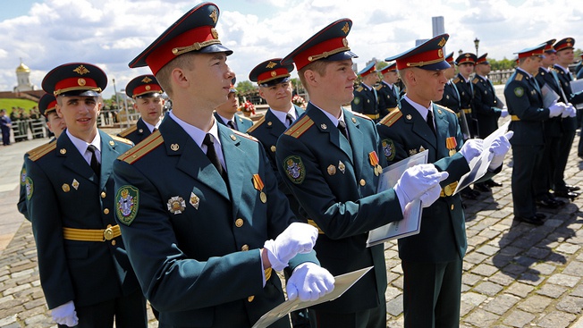 В основном органы военной прокуратуры комплектуются за счёт выпускников прокурорско-следственного факультета Военного университета Минобороны.