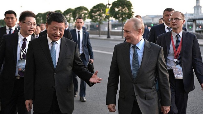 Глава России Владимир Путин и председатель КНР Си Цзиньпин во время Петербургского экономического форума 2019 г.