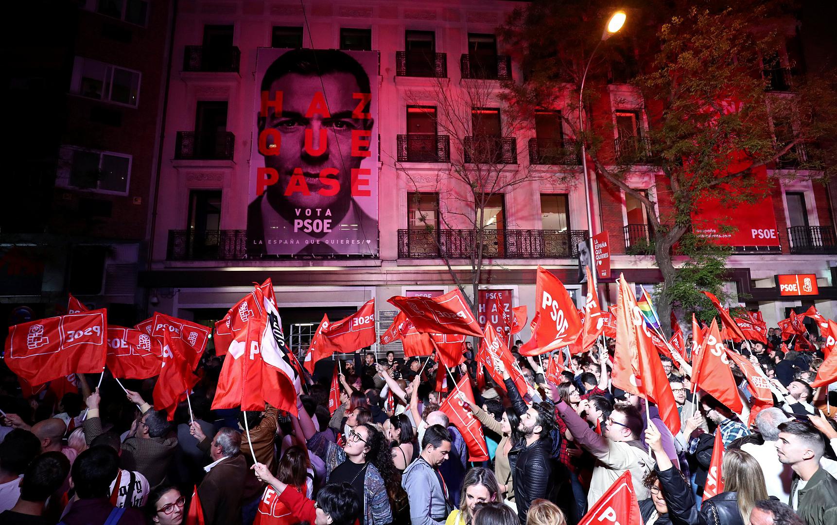 Сторонники социалистической рабочей партии празднуют победу на улицах Мадрида, апрель 2019.