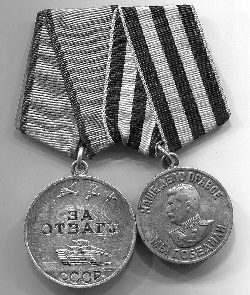 Мутагар Гатиятуллин был награждён медалями «За отвагу» и «За победу над Германией».