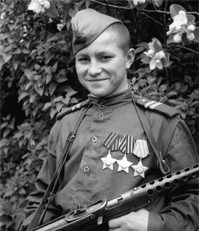 Самым молодым полным кавалером ордена Славы стал гвардии младший сержант Иван Кузнецов.