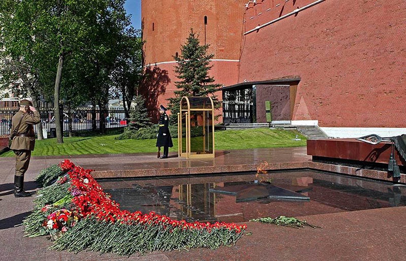 Могила Неизвестного Солдата у кремлёвской стены.