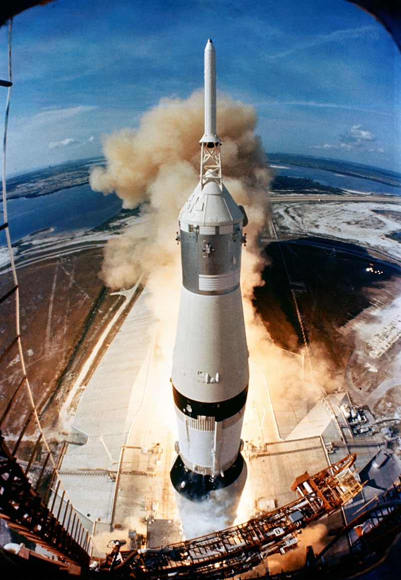 Официально для полётов на Луну американцы использовали ракету Сатурн-5, оснащённую для первой ступени пятью двигателями F-1 с тягой в 690 тонн. Но вот почему-то спустя 50 лет NASA никак не удаётся создать собственную силовую установку для ракеты Vulcan с тягой в 240 тонн.