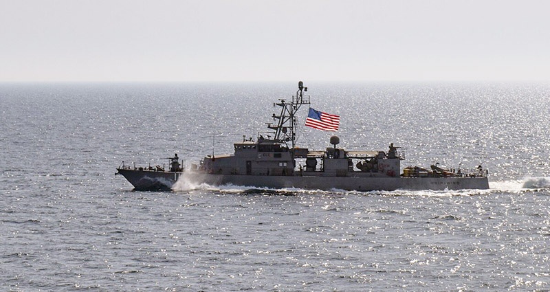 Американский патрульный корабль Whirlwind в Персидском заливе тоже не заметил атаку дронов и ракет.