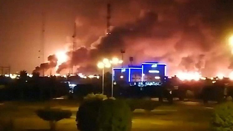 Пожар на нефтеперерабатывающем заводе Saudi Aramco.