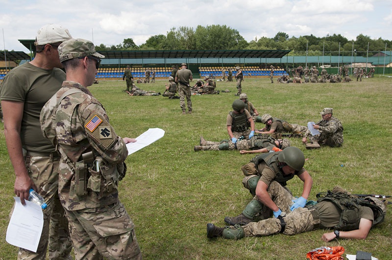 Украинские солдаты обучаются оказывать помощь раненым под руководством американских инструкторов.