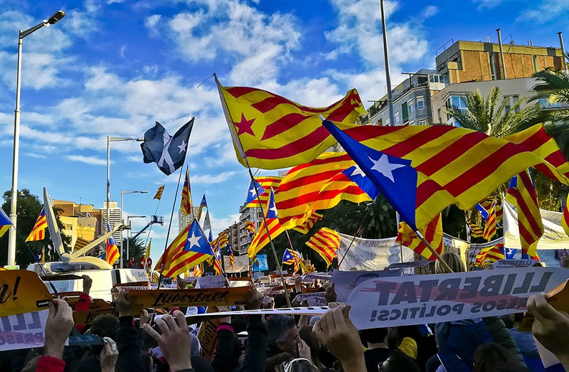 Массовые манифестации в Барселоне продолжаются.