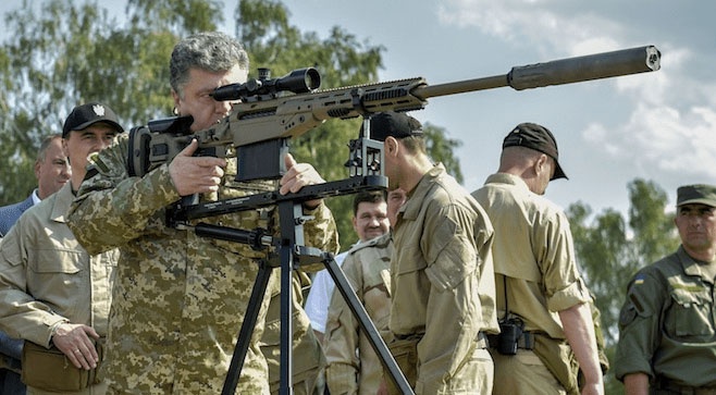 Фото на память: бывший президент Порошенко лично опробовал поставленную из США снайперскую винтовку Barrett MRAD. Только удалось ли ему сделать выстрел?