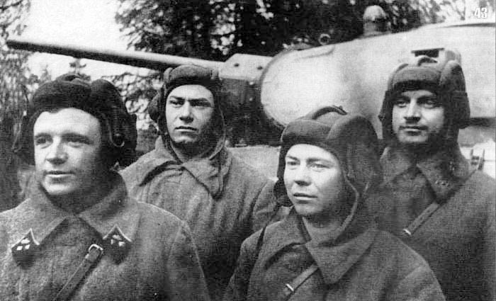 Д. Лавриненко (крайний слева) погиб 18 декабря 1941 года. Геройское звание отважному бойцу было присвоено только в 1990-м.