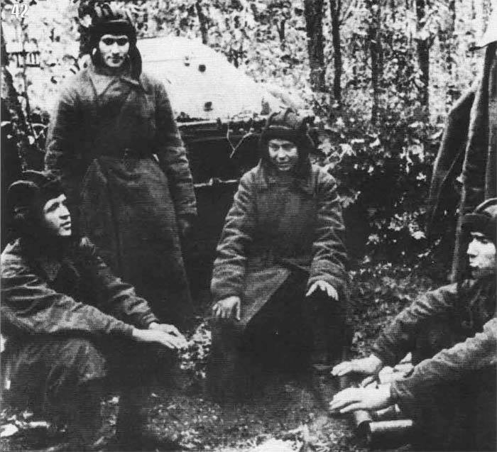 Экипаж Дмитрия Лавриненко в перерывах между боями. Осень 1941 г.
