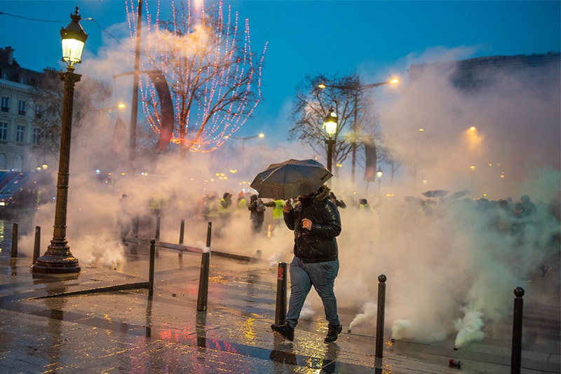 Париж в облаках слезоточивого газа.