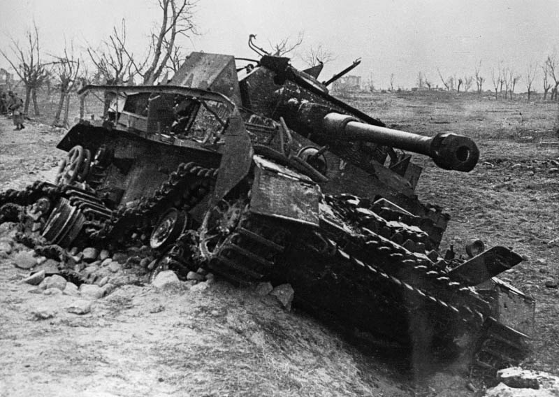 Больше полусотни немецких танков комвзвода Дмитрий Лавриненко уничтожил всего за 2,5 месяца боёв.